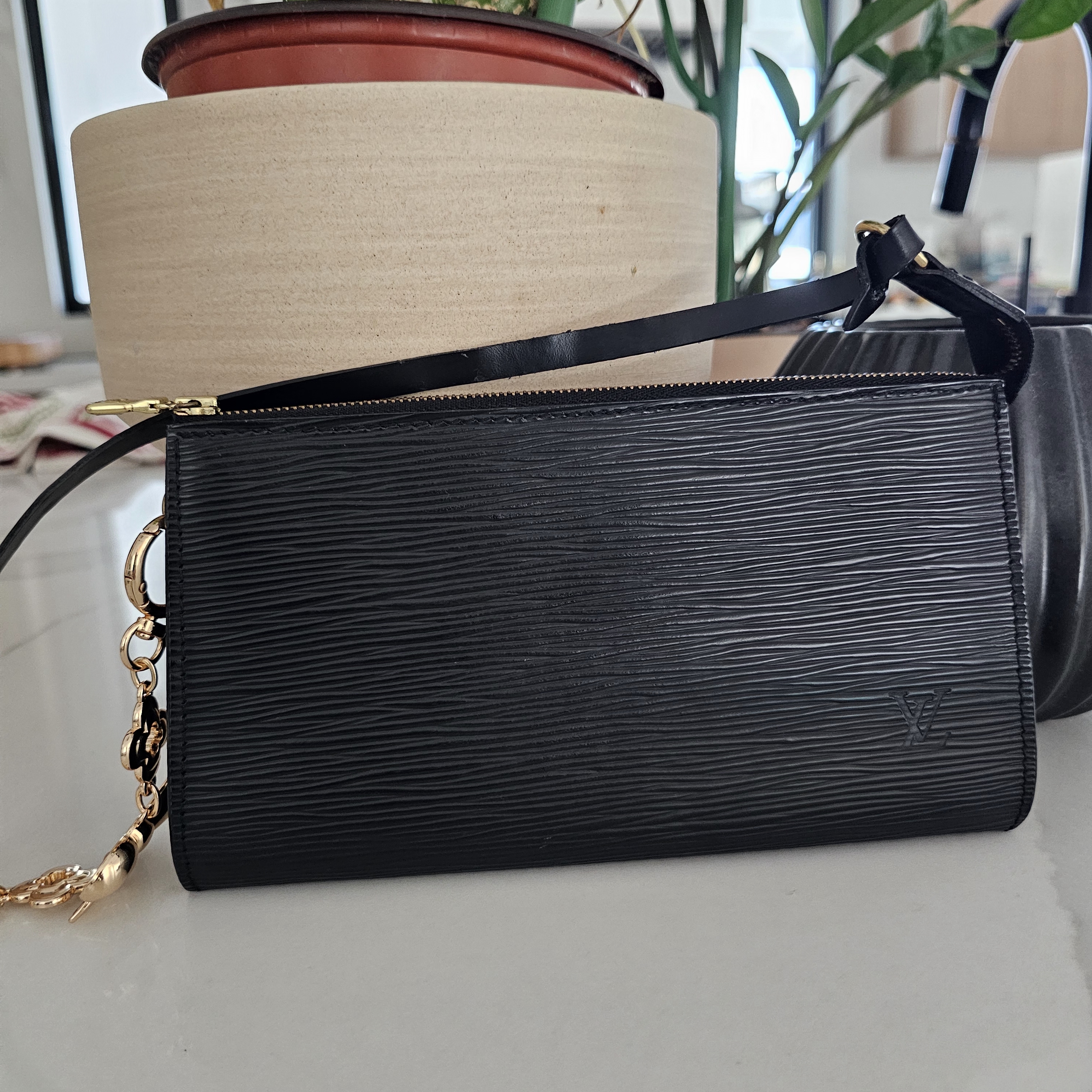 Louis Vuitton Black Epi Pochette, Excellent
